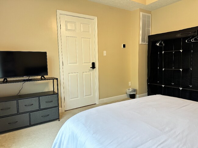 Foto del edificio - 323 Fox Hill Rd