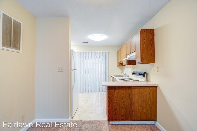 Building Photo - 2 br, 1 bath Apartment - 300 E. Fairlawn