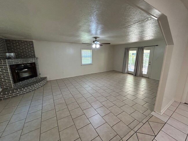 Building Photo - Available Now! 3-Bedroom, 2-Bathroom Fayet...