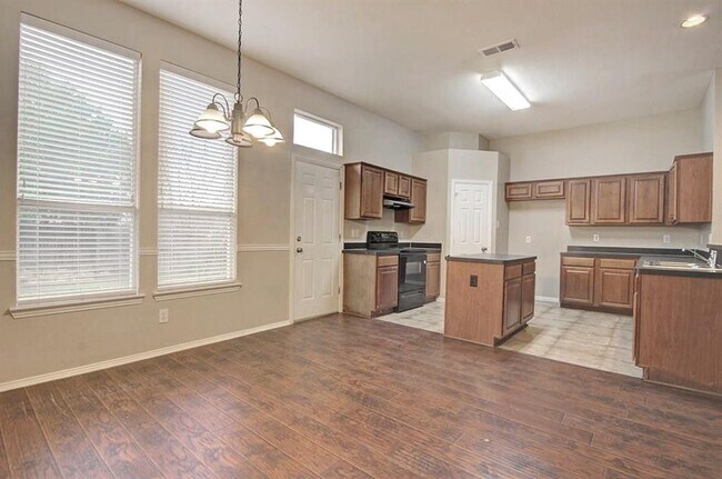 Building Photo - 525 Port Arthur Dr