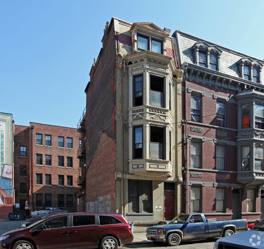 Primary Photo - 28 W 13th St