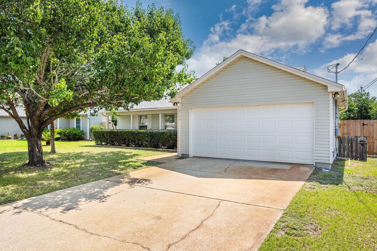 Primary Photo - Cozy Home in Navarre!