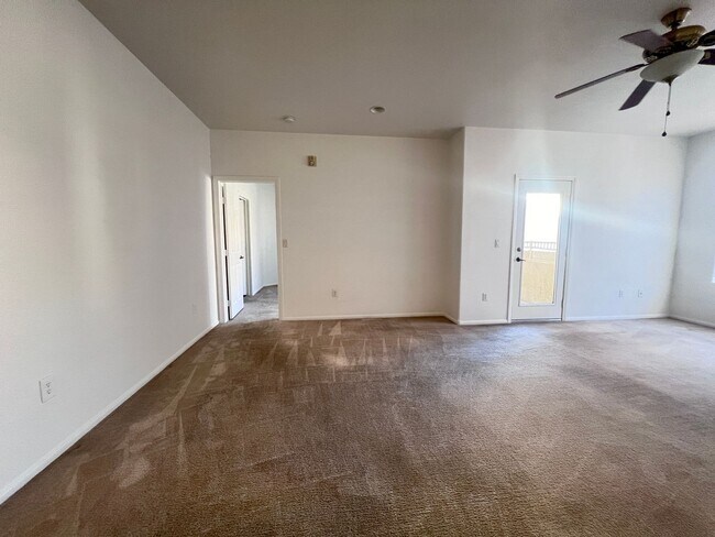 Foto del edificio - MOVE IN TODAY! 2 bed 2 bath condo close to Aliante Casino