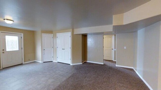 Building Photo - Cozy 2 bed 1 bath basement apartment, Eagl...