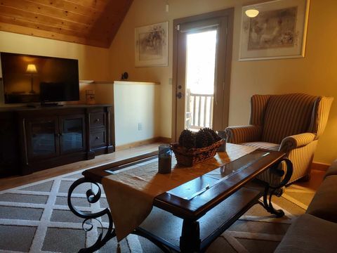 Living Room - 59570 Devils Ladder Rd