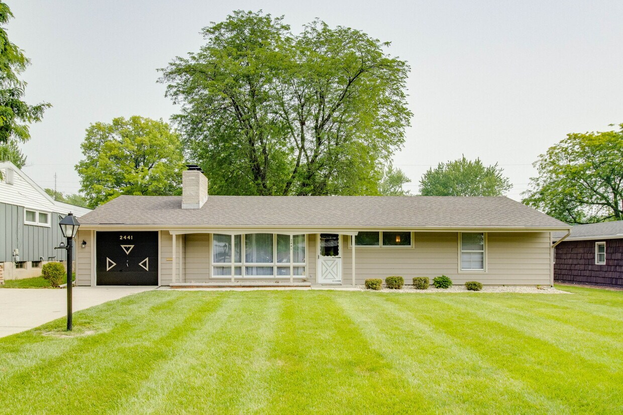Primary Photo - 2441 Merit Ave