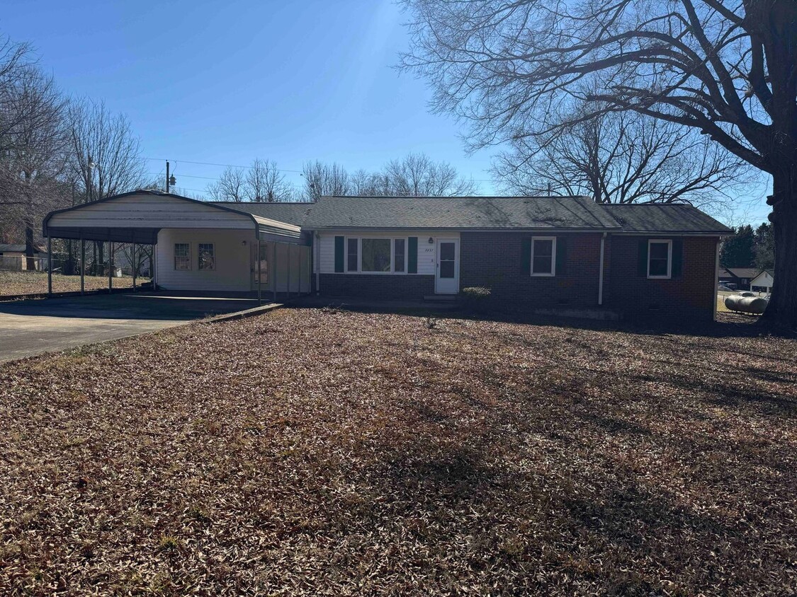 Foto principal - W. Statesville Area - 3BA / 2BA + Carport