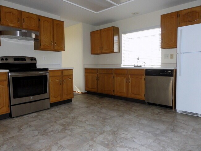 Building Photo - 3 Bdr, 2½ Bath, 2 Car, 4 Level w/Basement