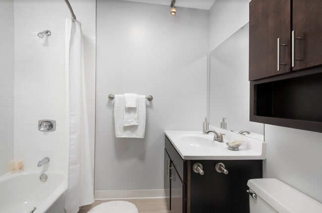 Building Photo - 838 N State St