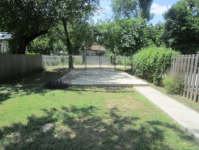 Private parking with alley entrance and gate. - 1501 East 3rd Street