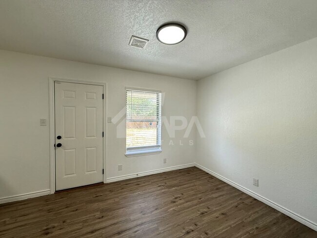 Building Photo - 4907 Stoneleigh Dr