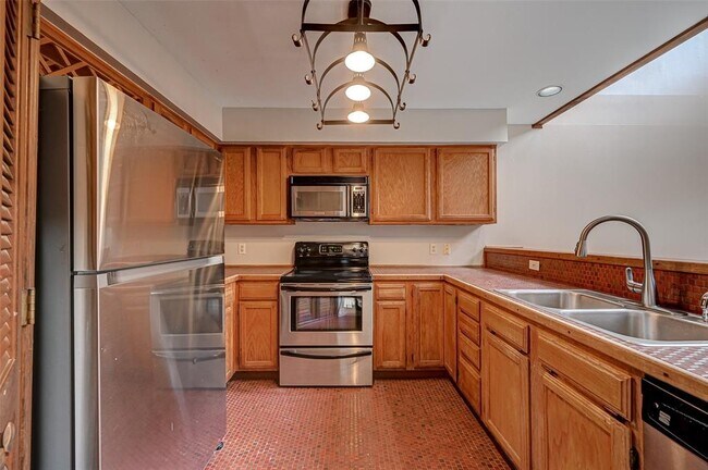 Building Photo - 2011 Converse St