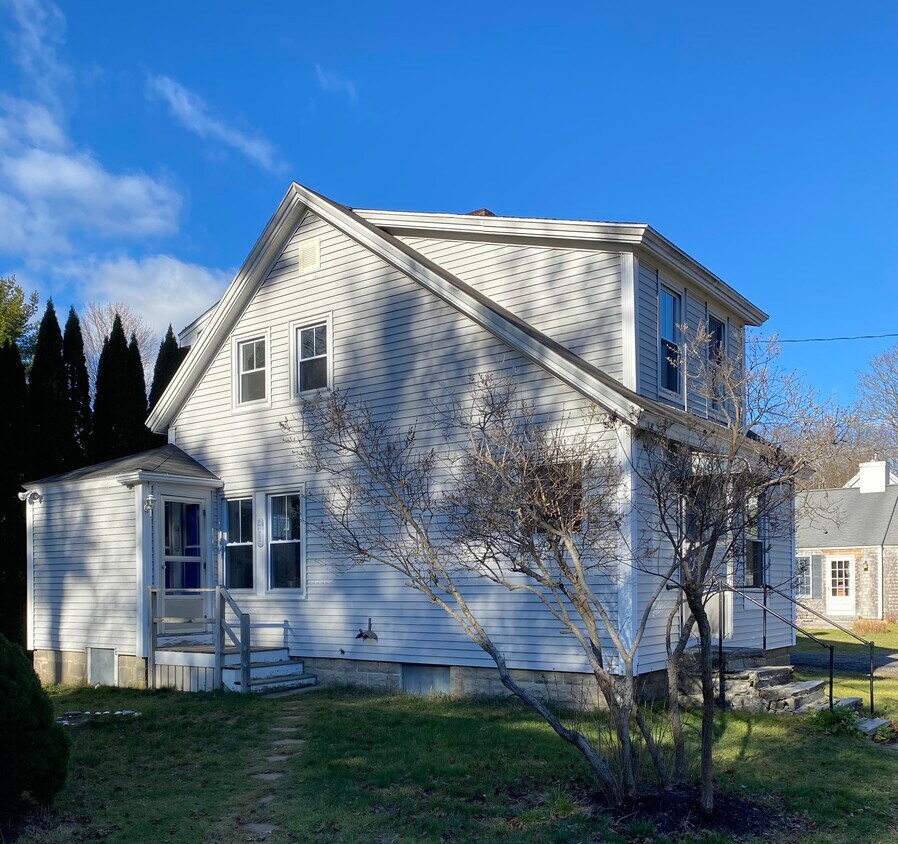 950 sf two bed cottage with detached garage - 20 Pinewood Cir