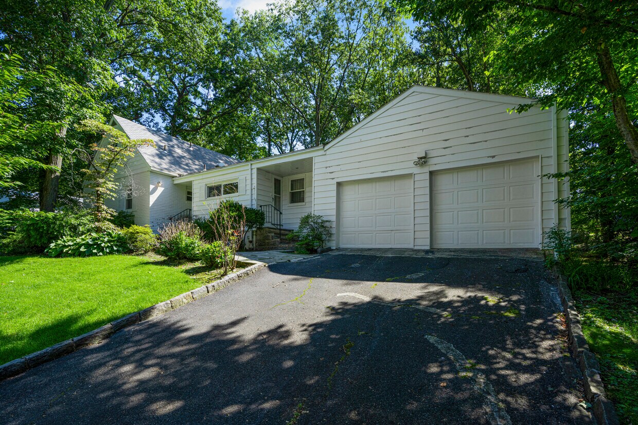 15 Split Rock Ln, New Rochelle, NY 10804 House Rental in New Rochelle