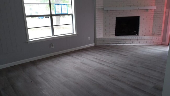Building Photo - 2949 Elm Rd