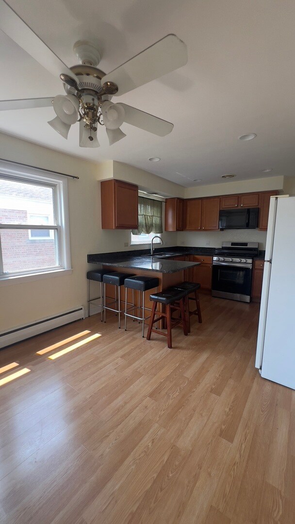 Foto del edificio - 8052 N Oriole Ave