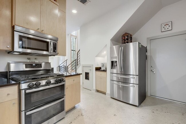 Building Photo - 2608 Del Curto Rd