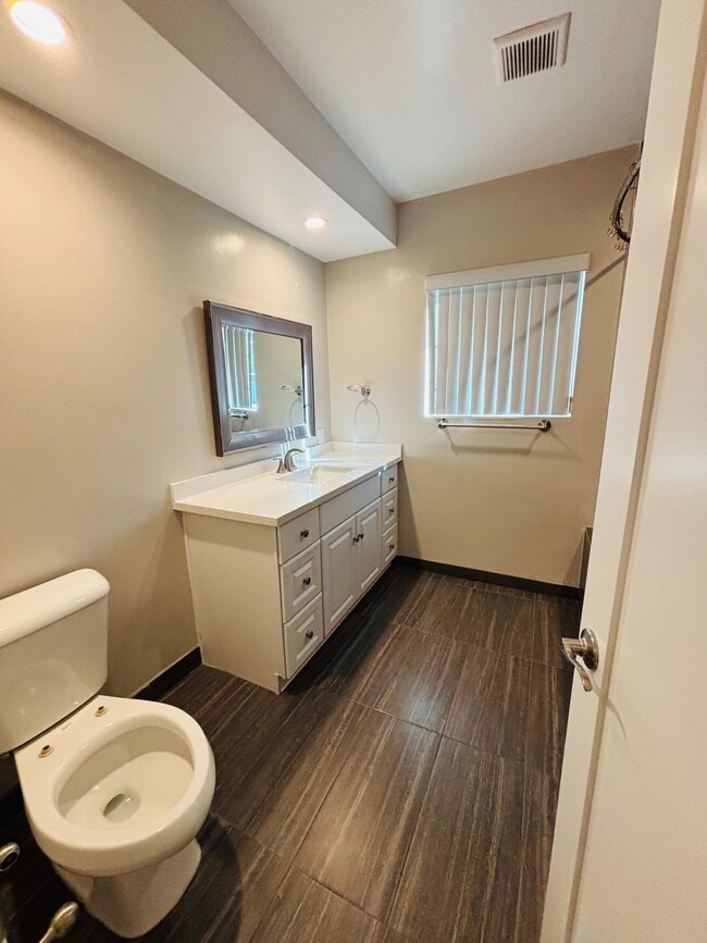 Foto del edificio - 5741 Larryan Dr