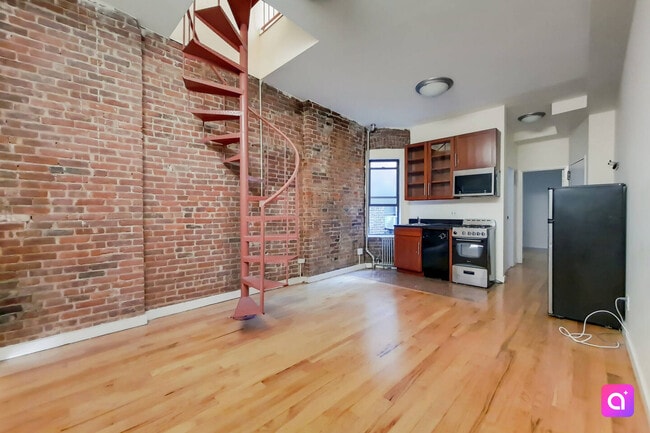 Building Photo - 435 W 54th St