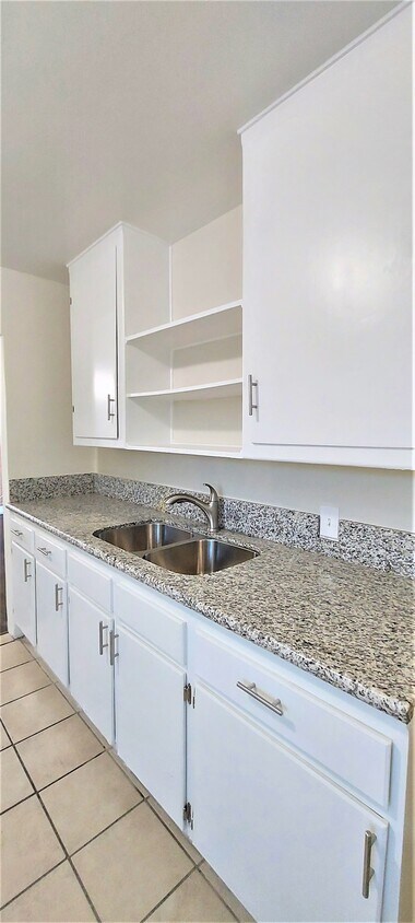 Foto principal - 15625 Mansel Ave