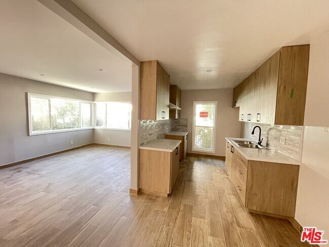 Foto del edificio - 9949 Pinewood Ave
