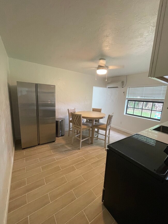 Building Photo - 104 W Osceola Ln