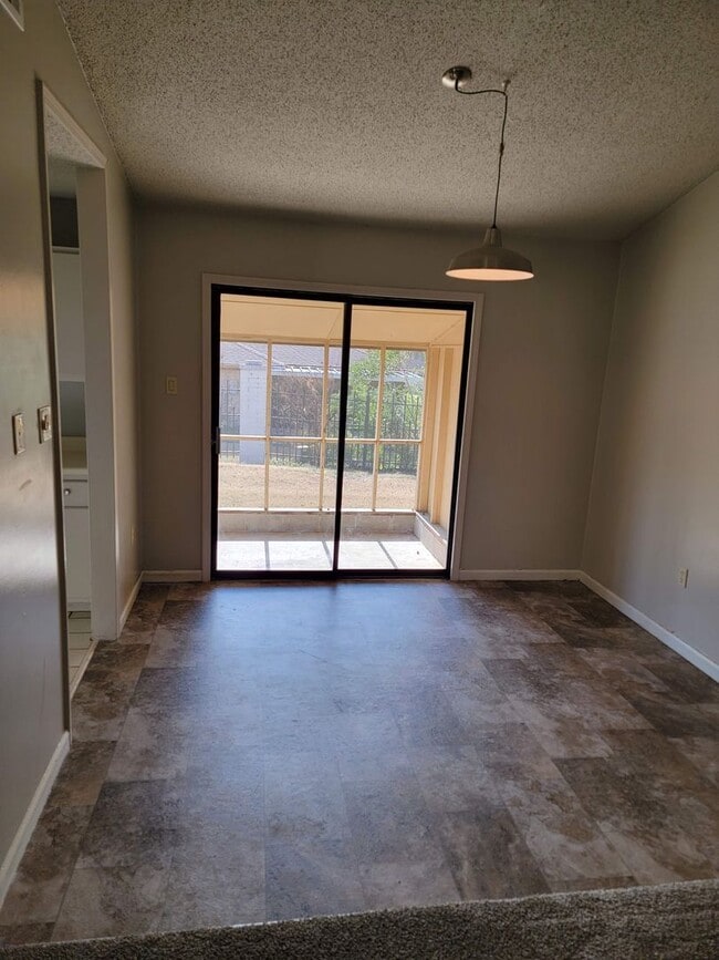 Building Photo - 605 Cooper Estates #18
