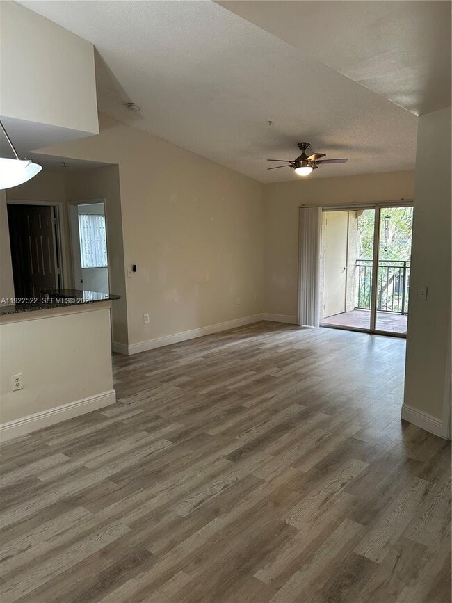 Foto del edificio - 2494 Centergate Dr