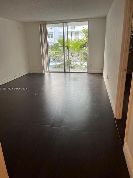Foto del edificio - 492 NW 165th St