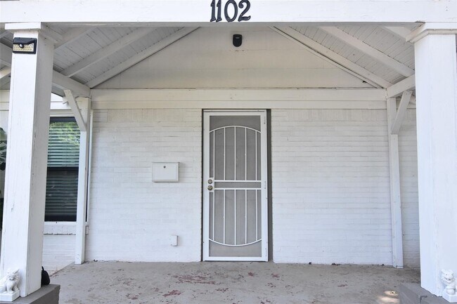 Foto del edificio - Darling 2 bedroom 1 bath brick cottage Tudor.