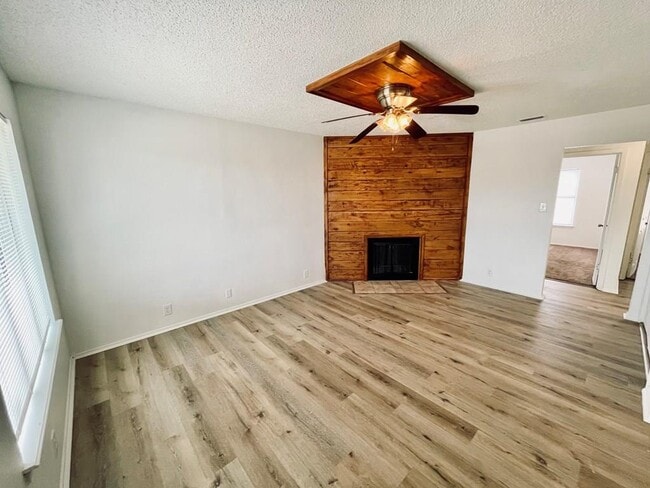 Building Photo - 1203 Redwood St