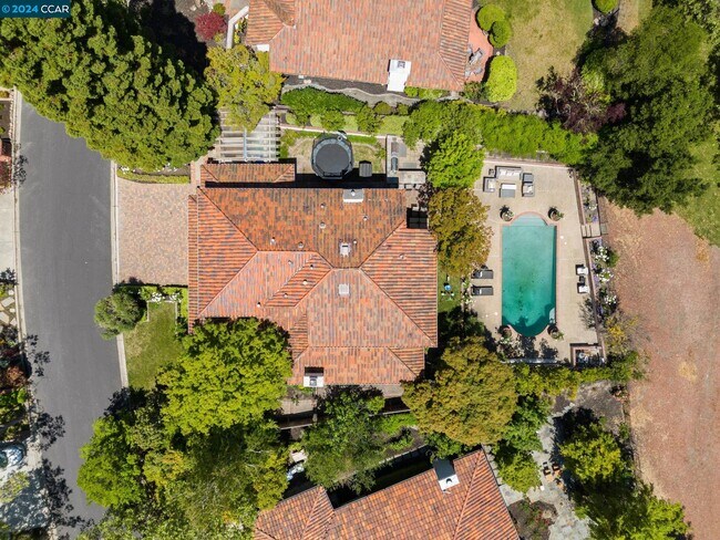 Building Photo - 316 Live Oak Dr