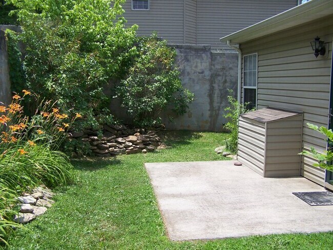 Foto del edificio - 2 bed, 2 bath, 1 car garage ranch style townhouse in Halls/Fountain City area