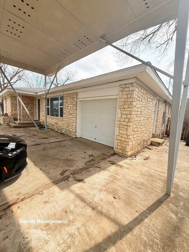 Building Photo - Spacious 5 Bedroom, 3 bath