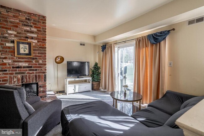 Foto del edificio - 8 Dickenson Dr