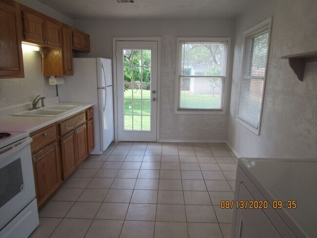 Building Photo - New Paint ! Located walking distance to Ca...