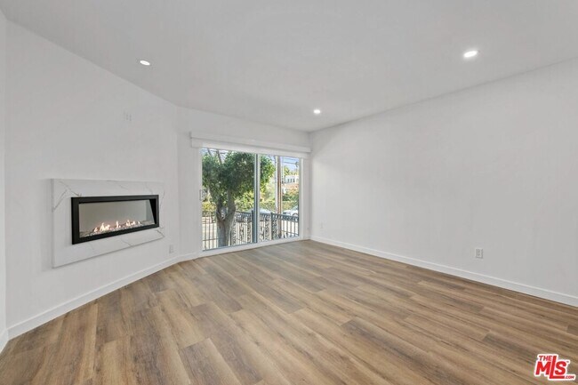 Foto del edificio - 2449 Beachwood Dr