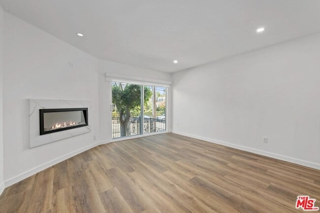 Building Photo - 2449 Beachwood Dr
