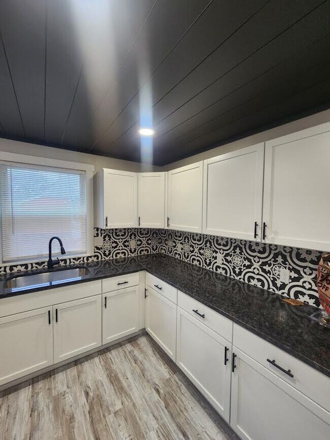 Foto del edificio - Spacious 3 Bedroom Duplex Near 10th and Sherman Dr.