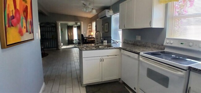 Building Photo - 115 Duxbury Ave