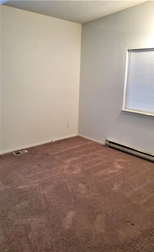 Building Photo - 1002-1004 E Broad Ave