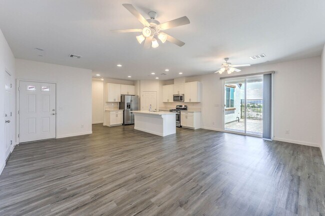 Building Photo - MUST SEE 3 bedroom Home!
