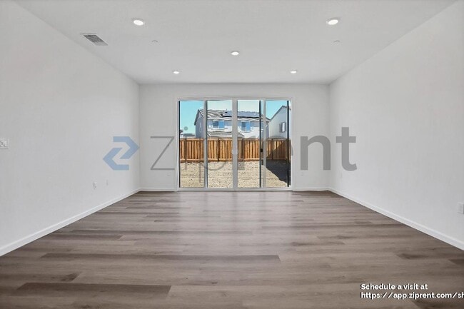Foto del edificio - 15474 Hedges Dr