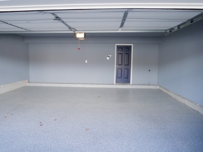 Building Photo - Gorgeous Townhome with 2 Car Garage locate...