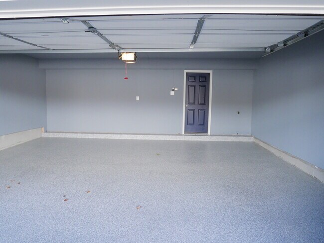 Foto del edificio - Gorgeous Townhome with 2 Car Garage locate...