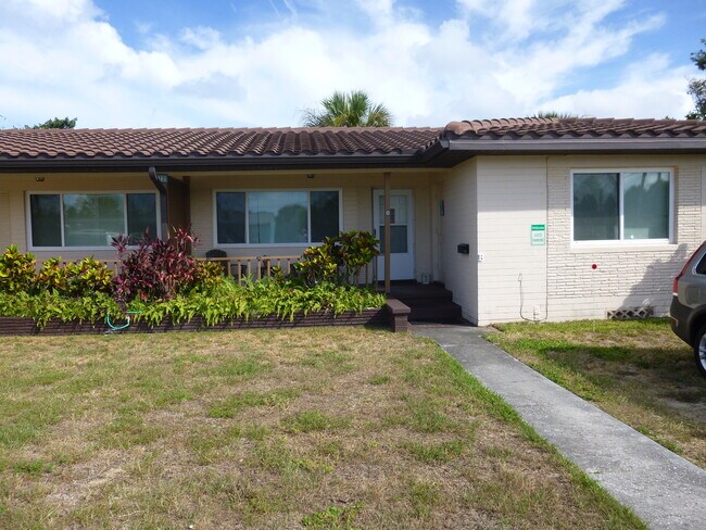 Front - 212 Rockefeller Dr
