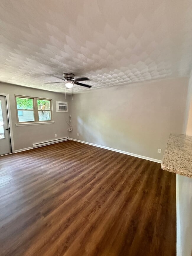 Building Photo - Spacious Duplex!