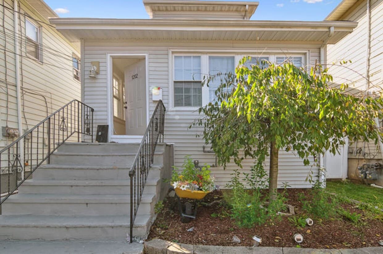 1202 Warren St Unit Second Floor, Roselle, NJ 07203 Room for Rent in