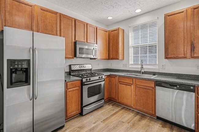 Building Photo - Wonderful 3 Bedroom 2.5 Bath Townhouse in West Park!