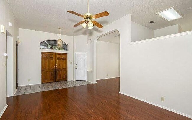 Foto del edificio - One Story With Open Floor Plan and Beautif...